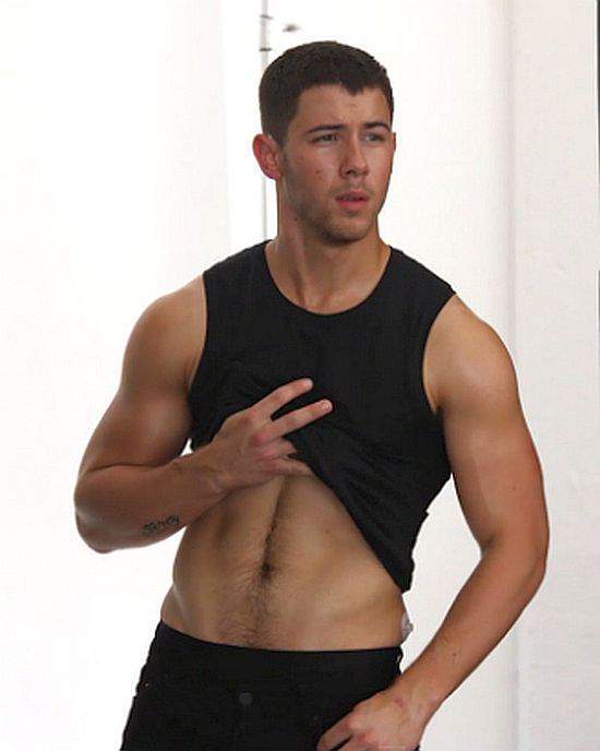 styles_large_public_images_blog_posts_Ryan-Shea_2017_09_16_nick-jonas-workout-shirtless-chasethepump-gympaws-gym-gloves.jpg